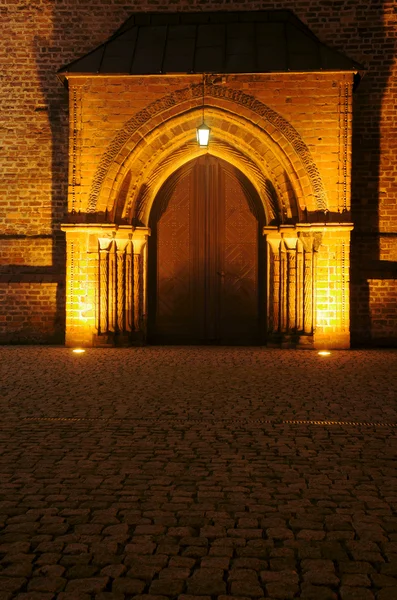 Portal to gothic church by night in Poznan — Stock Photo, Image