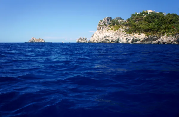 Mosteiro na costa da ilha de Corfu — Fotografia de Stock