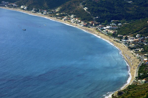 Vista a la bahía y la playa en la isla de Corfú — Foto de Stock