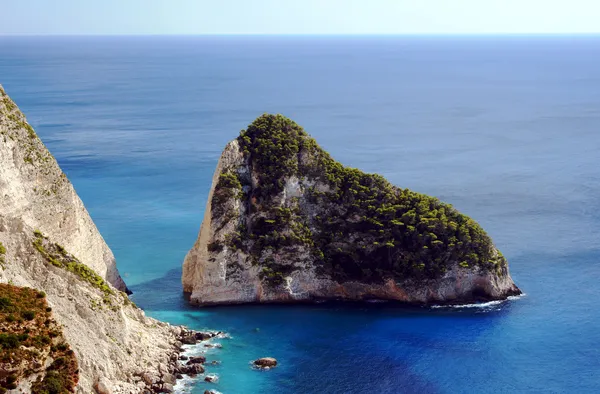 Klippa på segla utmed kusten av ön zakynthos — Stockfoto