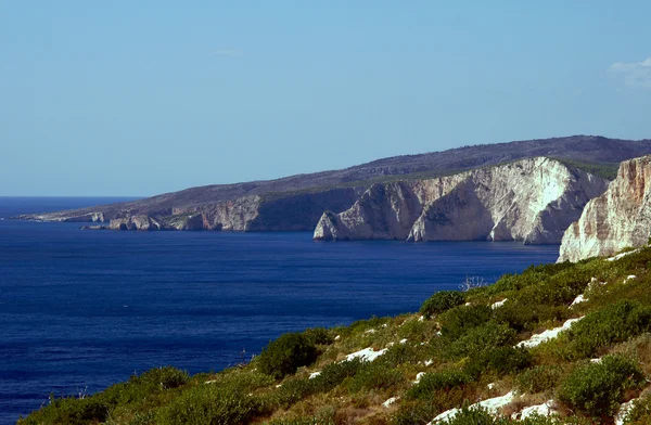 Útesu na pobřeží ostrova zakynthos — Stock fotografie