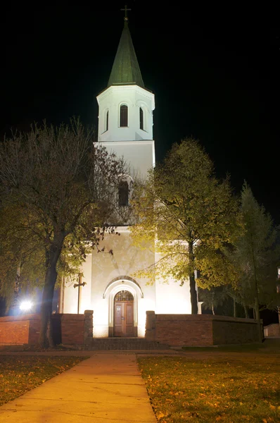 Vesnický kostel v noci osvětlené — Stock fotografie