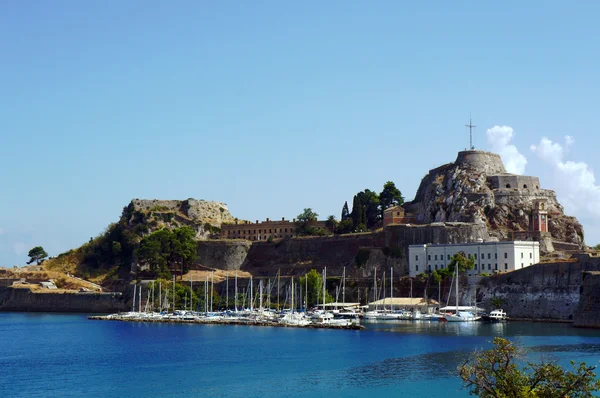 Порт и цитадель в городе Корфу — стоковое фото