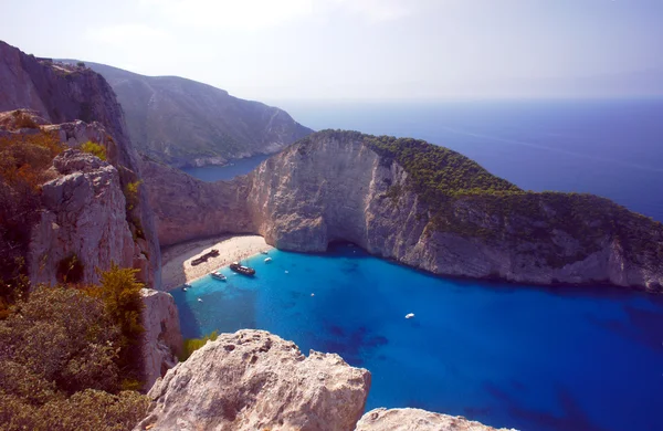 Cara de acantilado con naufragio en la isla Zakynthos — Foto de Stock