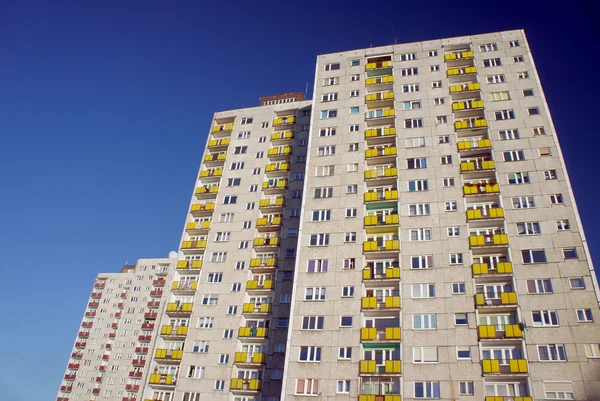 Poznan bir yerleşim bölgesinde gökdelenler — Stok fotoğraf