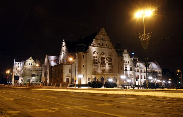 Byggnader på natten, universitetet i poznan — Stockfoto