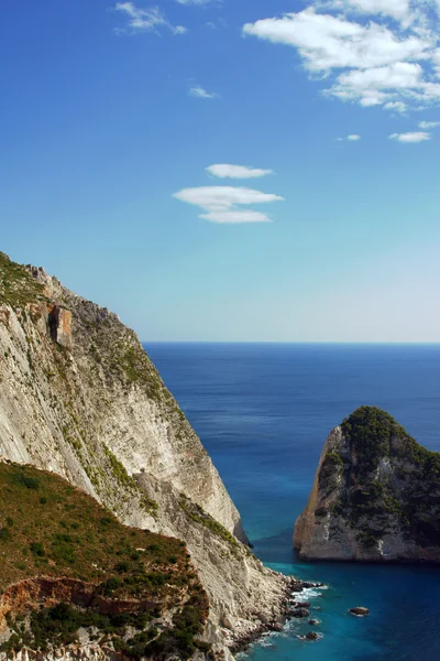Klippa på segla utmed kusten av ön zakynthos — Stockfoto