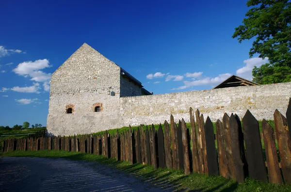 Muralha medieval junto ao castelo, Polónia — Fotografia de Stock
