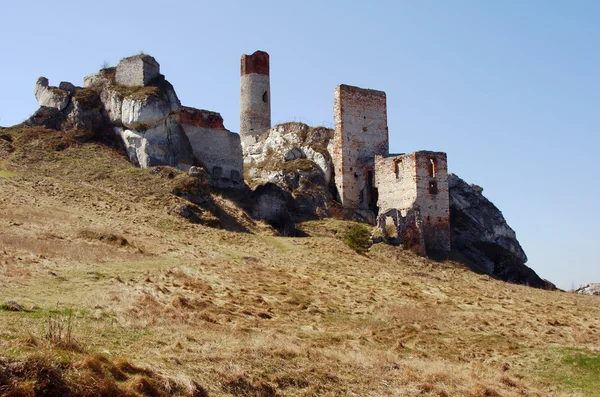 Ερειπωμένο μεσαιωνικό κάστρο με πύργο σε olsztyn — Φωτογραφία Αρχείου