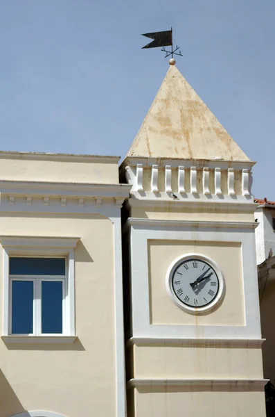 Torre della chiesa con un orologio sull'isola di Zante — Foto Stock