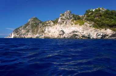 Korfu Adası'nda kıyısında kaya