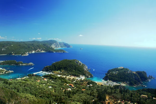 Vista para a península e baía na ilha de Corfu — Fotografia de Stock