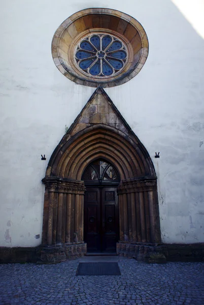 Rosett och portal i gotisk kyrka — Stockfoto
