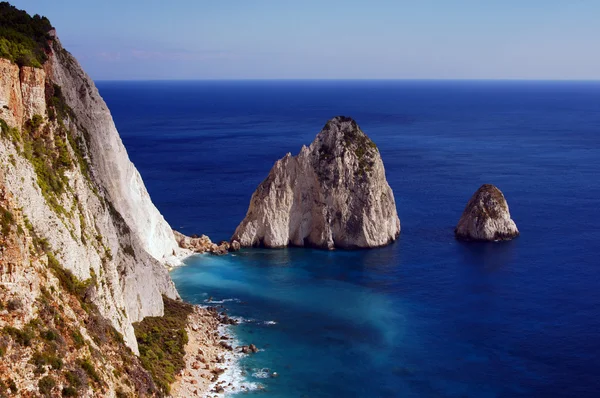 Útesu na pobřeží ostrova zakynthos — Stock fotografie