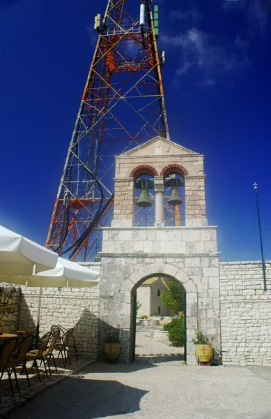 Monasterio y la antena en la parte superior de Pantokrator —  Fotos de Stock