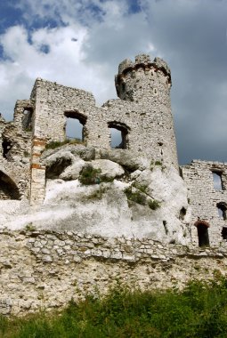 ogrodzieniec bir kule ile harap Ortaçağ Kalesi