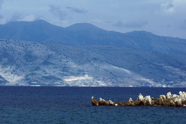 Visa till bergen i Albanien från ön Korfu — Stockfoto