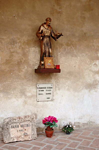 Standbeeld van Sint Franciscus van assisi in mantua — Stockfoto