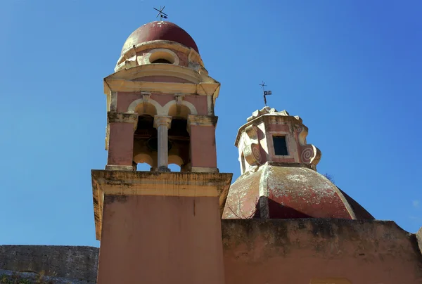 Torres iglesia bizantina en la ciudad de Corfú — Foto de Stock
