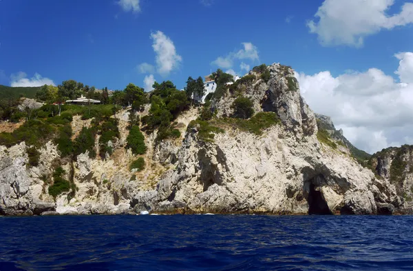 Rocha na costa na ilha de Corfu — Fotografia de Stock