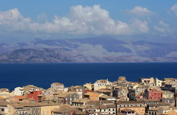 Stad, de baai en de bergen op het eiland corfu — Stockfoto