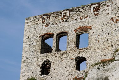 ogrodzieniec yıkık Ortaçağ kale içinde pencere eşiği