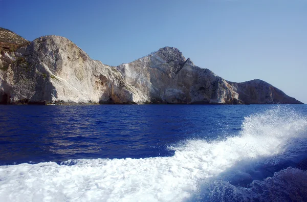 Klippvägg med vita stenar på ön zakynthos — Stockfoto