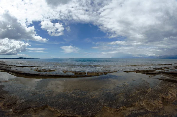 Stenen op het Griekse eiland corfu strand — Stockfoto