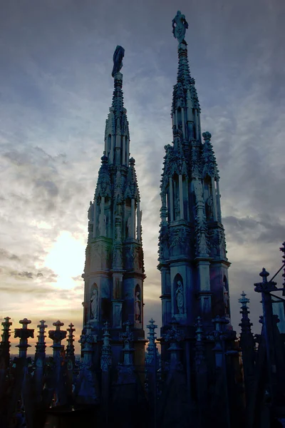 Escultura e torres na igreja — Fotografia de Stock