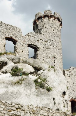 ogrodzieniec bir kule ile harap Ortaçağ Kalesi