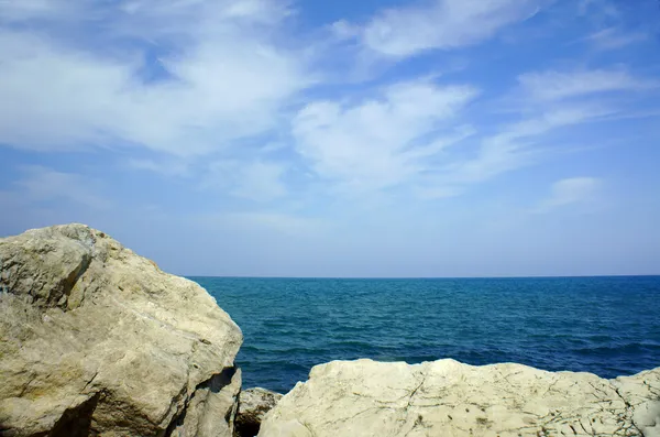 Boulders sulla riva del mare — Foto Stock