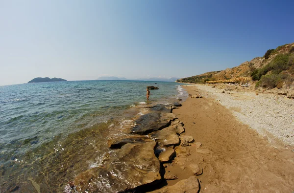 Chica en la playa de piedra, isla de Zakynthos, Grecia — Foto de Stock