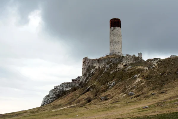 Olsztyn bir kule ile harap Ortaçağ Kalesi — Stok fotoğraf