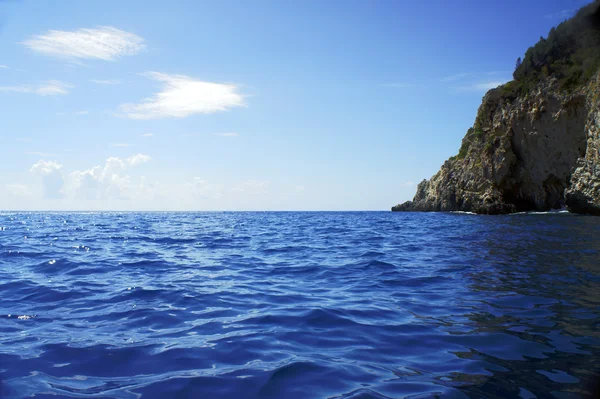 Rocha na costa na ilha de Corfu — Fotografia de Stock