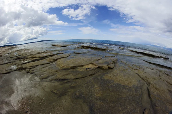 在希腊科孚岛的海滩上的岩石 — 图库照片