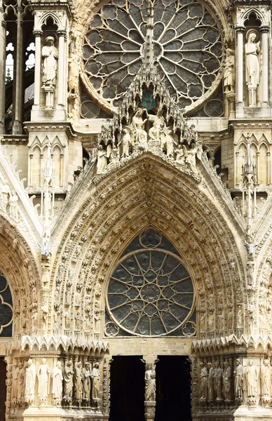 Fassade der Kathedrale Notre-dame de reims — Stockfoto