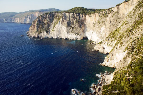 Skalnatého útesu na ostrově zakynthos — Stock fotografie