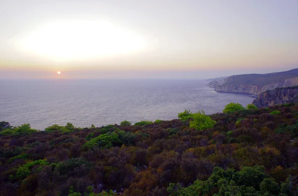 Západ slunce a útesu na ostrově Zakynthos — Stock fotografie