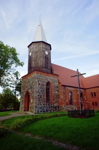 Gotycki kościół z wieżą — Zdjęcie stockowe