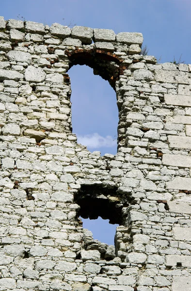 Ogrodzieniec yıkık Ortaçağ kale içinde pencere eşiği — Stok fotoğraf