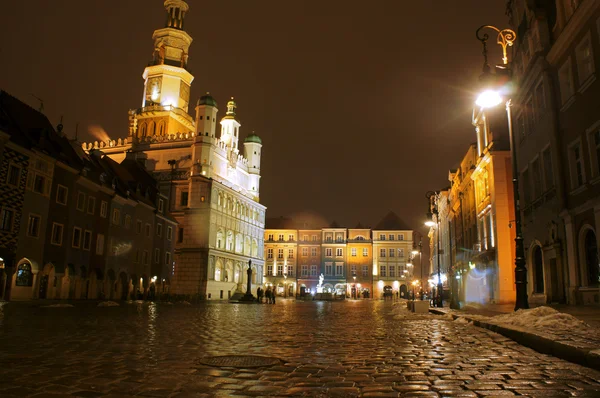 Velho Mercado com Prefeitura em Poznan à noite — Fotografia de Stock