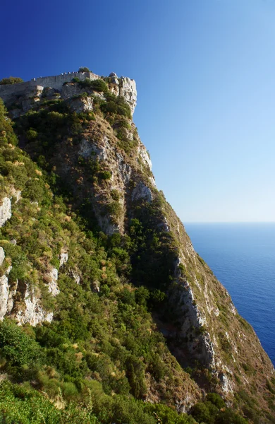 Kasteel op rots kommuna op corfu eiland — Stockfoto