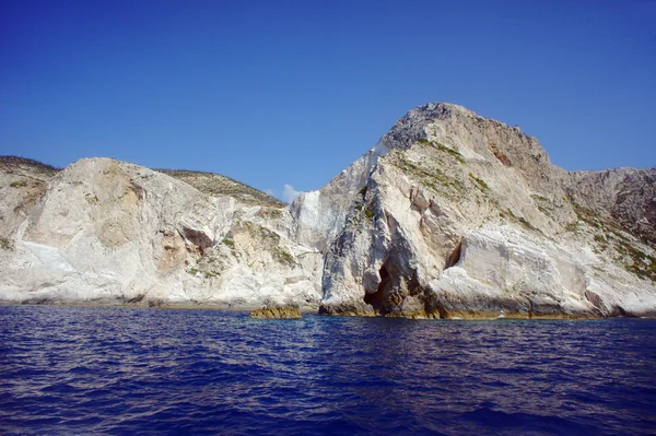 Rotswand met witte stenen op zakynthos eiland — Stockfoto