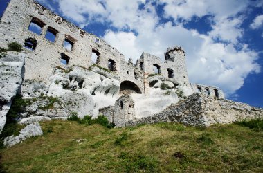 ogrodzieniec bir kule ile harap Ortaçağ Kalesi