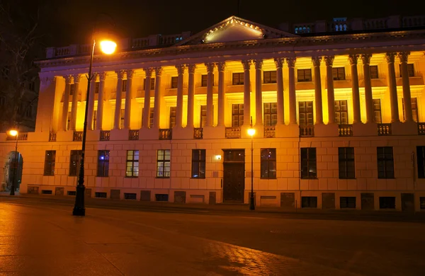 Openbare bibliotheek 's nachts in Poznan — Stockfoto