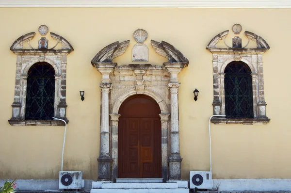 Kolommen en de ingang van de kerk in de stad zakynthos — Stockfoto