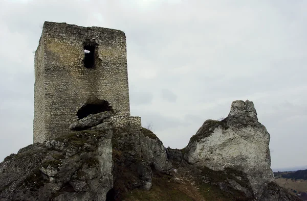 Castillo medieval en ruinas con torre en Olsztyn — Foto de Stock