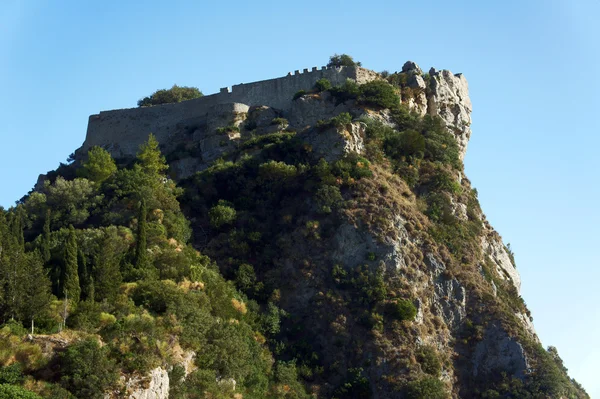 Замок на скале на побережье острова Корфу — стоковое фото