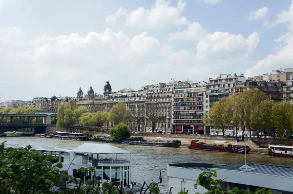 Herenhuizen op de rivier de Seine in Parijs — Stockfoto