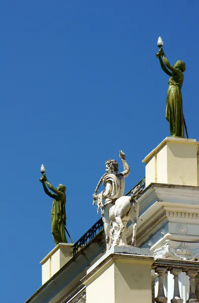 Estátuas na frente do palácio Achilleon — Fotografia de Stock